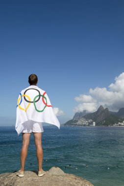 Atlet Draped Olimpiyat bayrağı Rio de Janeiro