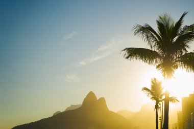 Gün batımı Rio de Janeiro Ipanema Plajı iki kardeş dağ Brezilya