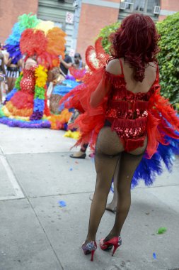 Gökkuşağı Drag Queens Gay Pride Parade Giydir