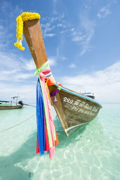 Tradycyjny tajski drewniane Longtail łodzi bambus wyspie Krabi Tajlandia — Zdjęcie stockowe