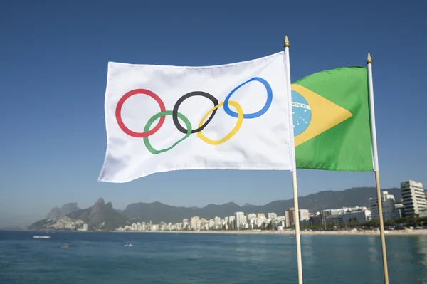 Bandeiras Olímpicas e Brasileiras Flying Rio de Janeiro Brasil — Fotografia de Stock