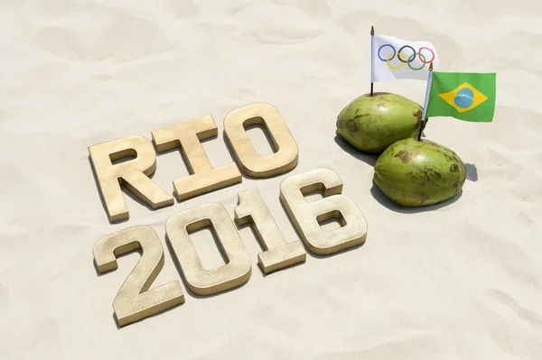 Olympische und brasilianische Flaggen in Kokosnüssen mit Rio 2016 — Stockfoto