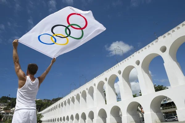 Atlet Holding Olympic Flag Rio de Janeiro — Fotografie, imagine de stoc