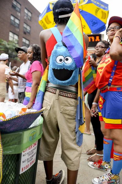 Reveladores en coloridos disfraces Desfile del Orgullo Gay NYC — Foto de Stock