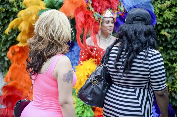 Ratu Seret dalam Pelangi Dress Gay Pride Parade — Stok Foto