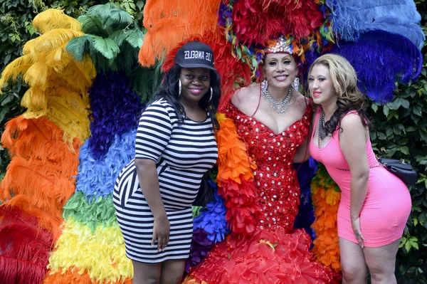 Women Pose with Drag Queen at Gay Pride Parade — Stockfoto