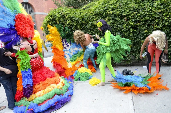 Drag Queens en Vestidos de Arco Iris Gay Pride Parade — Foto de Stock