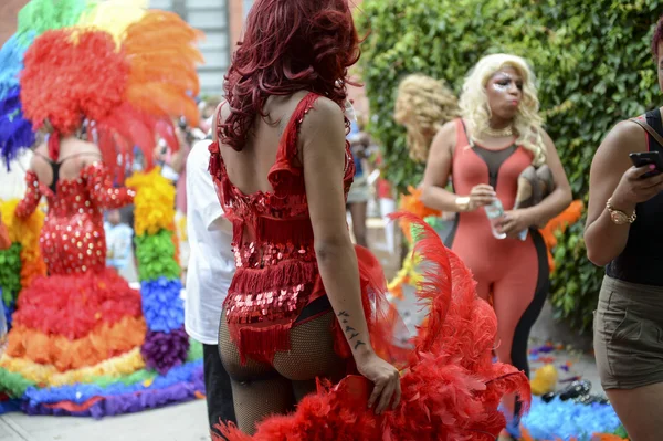 Drag Queens in Rainbow Dresses Gay Pride Parade — Stock Photo, Image