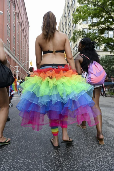 Mujer joven arco iris falda gay orgullo desfile —  Fotos de Stock