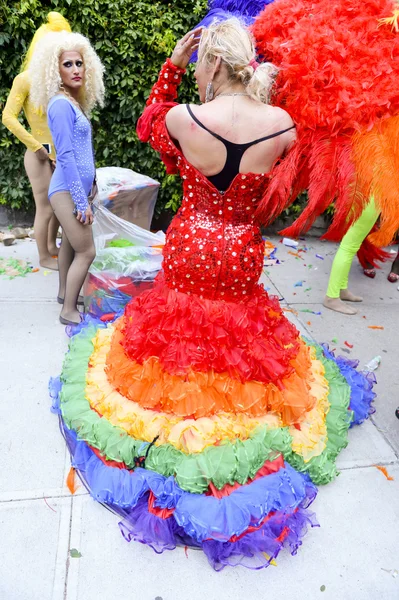 在彩虹装扮得同性恋骄傲游行中拖动女王 — 图库照片