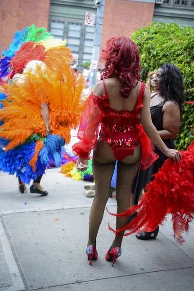 Drag Queens dans les robes arc-en-ciel Gay Pride Parade — Photo