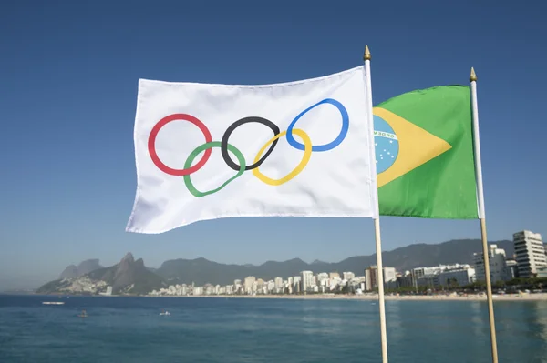 Banderas Olímpicas y Brasileñas Flying Rio de Janeiro Brasil Imágenes de stock libres de derechos