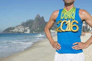 Altın madalya 2016 atlet ayakta Ipanema Plajı Rio