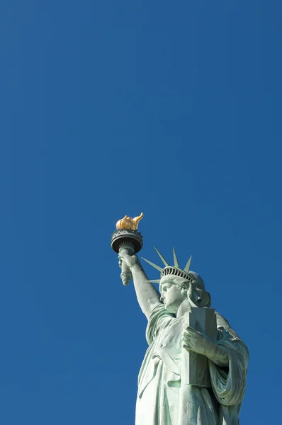 Retrato de la Estatua de la Libertad contra el Brillante Cielo Azul — Foto de Stock