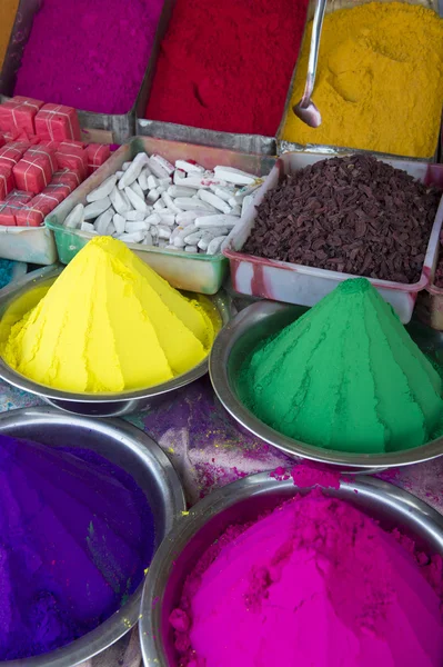 Montones coloridos de polvo de Bindi indio en el mercado local —  Fotos de Stock