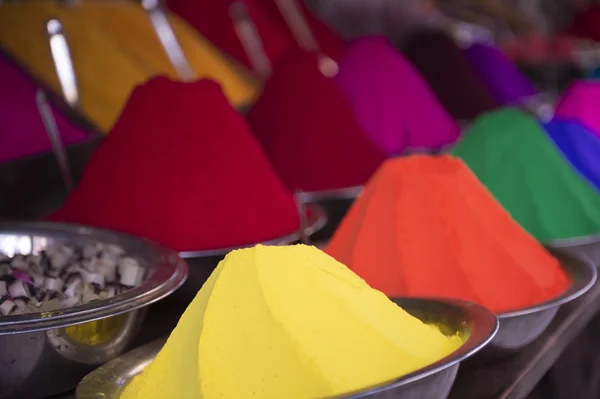 Pilas coloridas de polvo indio de Bindi en el mercado al aire libre —  Fotos de Stock