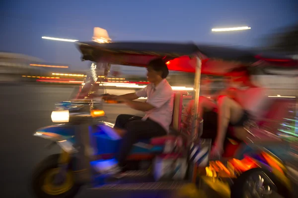Bangkok Tuk-Tuk Taxi Night Blur — Stok fotoğraf