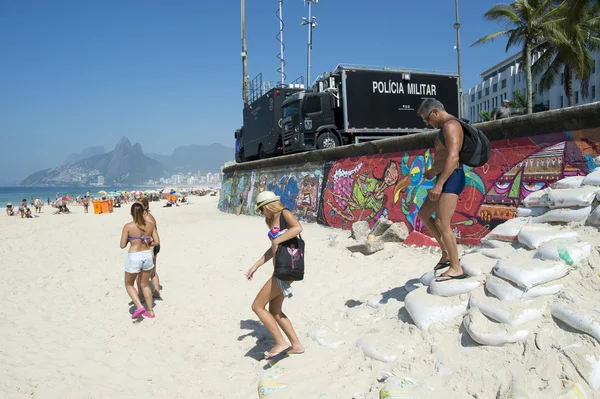Camiones de vigilancia de la policía brasileña Ipanema Beach Rio — Foto de Stock