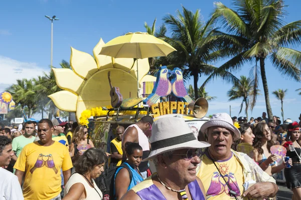 Tömeg ünneplő karnevál Ipanema Rio de Janeiro, Brazília — Stock Fotó