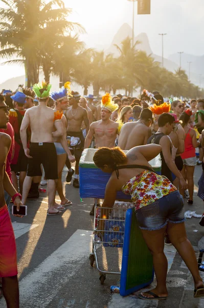 Brasileiros comemorando o Carnaval Ipanema Rio de Janeiro Brasil — Fotografia de Stock
