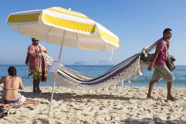 Leveranciers en zonaanbidders op Ipanema Beach Rio — Stockfoto