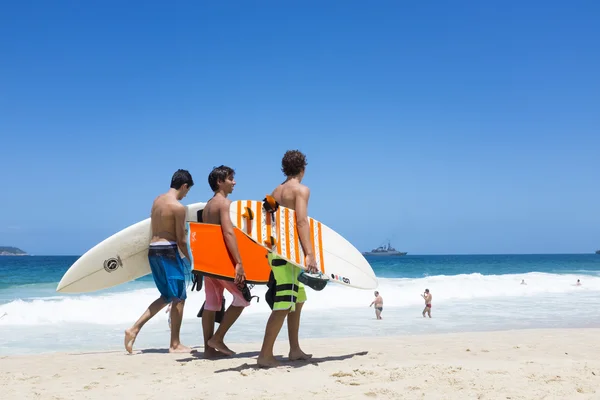 Surfeurs Brésiliens Marcher sur la plage d'Ipanema Rio — Photo