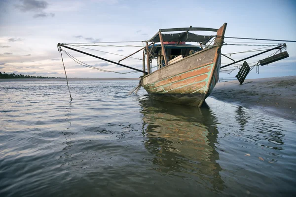 Barco de pesca brasileño colorido Bahia Brasil — Foto de Stock