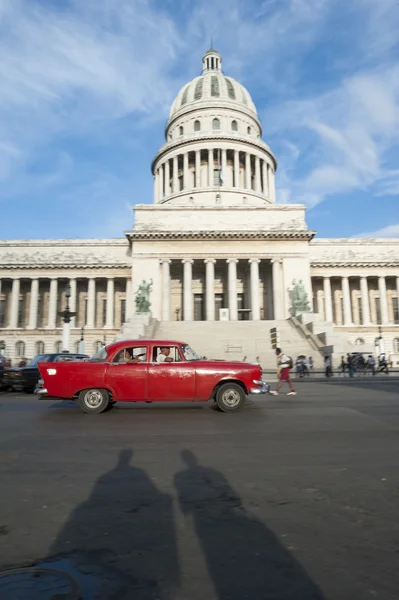 Havana Cuba Capitólio Edifício com carros — Fotografia de Stock