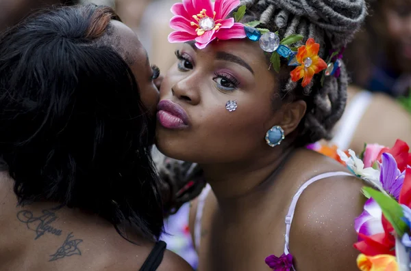 Mujer en colorido traje besos su amigo — Foto de Stock