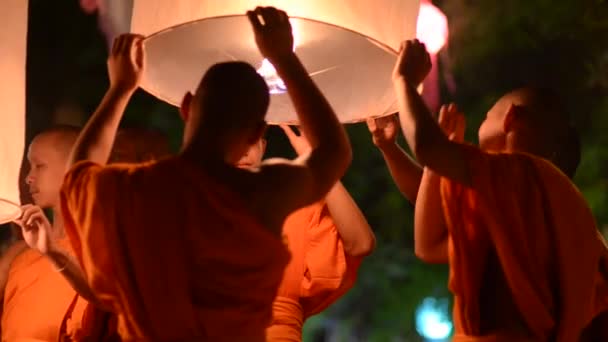 Monjes budistas lanzan linternas de fuego en el festival — Vídeos de Stock