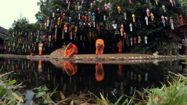 Moines bouddhistes lançant des lanternes de feu au Festival TImelapse — Video