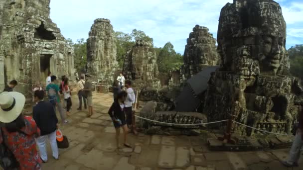 Zeitraffer von Touristen im Tempel von Bajon Angkor Kambodscha — Stockvideo