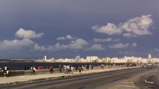 Carro de táxi americano vintage no Malecon Havana Cuba — Vídeo de Stock