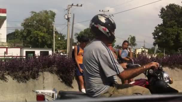 Taxi cubano conductor mirando a las colegialas — Vídeo de stock