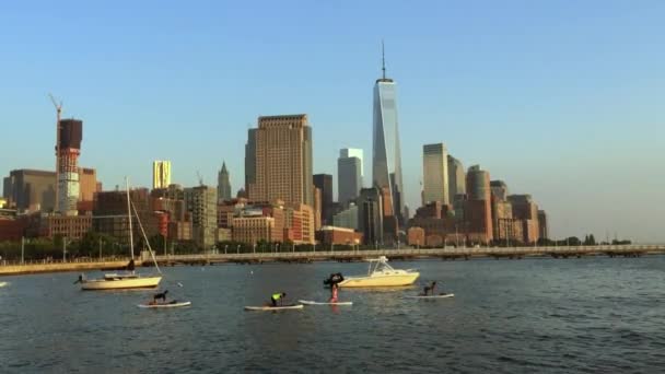 Скайлайн на реке Гудзон в центре Нью-Йорка — стоковое видео