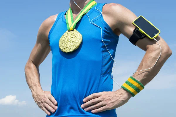 Atleta medalla de oro con brazalete de teléfono móvil — Foto de Stock