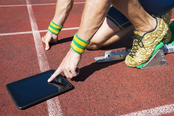Atleta che utilizza tablet in pista — Foto Stock