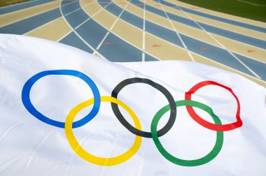 Koşu parkuru Olimpiyat bayrağı sallayarak