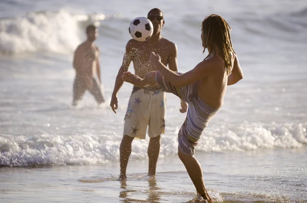 Jóvenes brasileños jugando al fútbol de playa — Foto de Stock