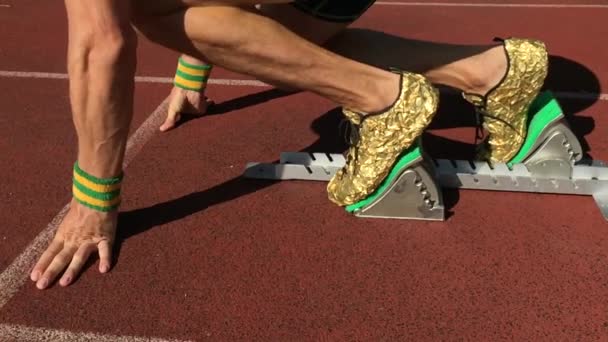 Carrera de inicio de atleta en bloques de cámara lenta — Vídeo de stock