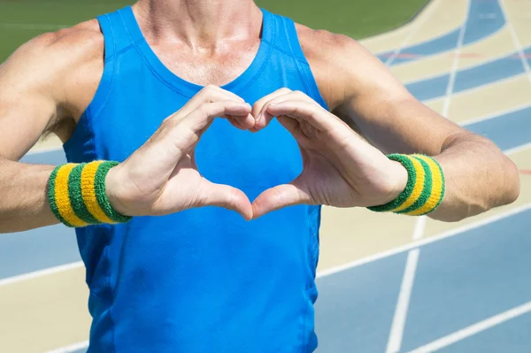 Atleta sosteniendo las manos del corazón — Foto de Stock