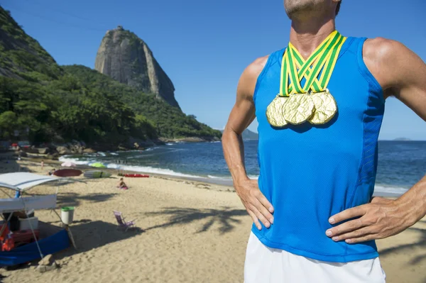 Medalha de Ouro Atleta em pé Pão de Açúcar Mountain Beach — Fotografia de Stock