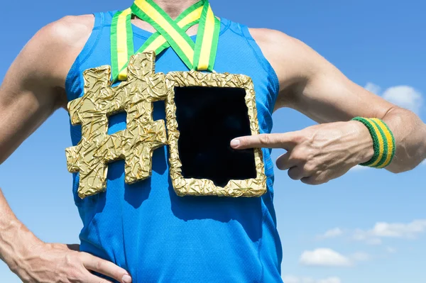 Athlet mit Tablet-Computer zur Goldmedaille — Stockfoto