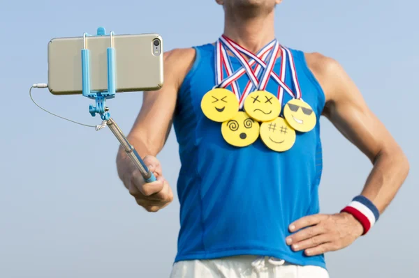 Sportler macht Selfie mit Goldmedaille-Emojis — Stockfoto