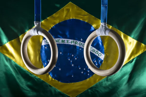 Anillos de gimnasta colgando con bandera brasileña —  Fotos de Stock