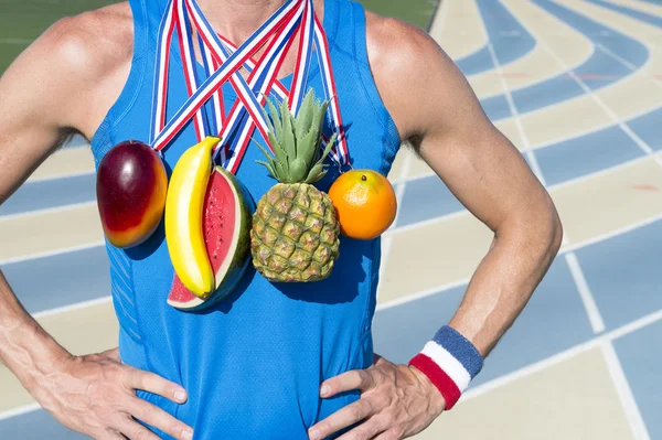 Vencedor de alimentação saudável com medalhas de frutas — Fotografia de Stock