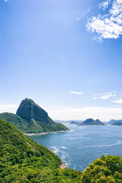 Sugarloaf Mountain zeleně a zátoku Guanabara Rio Stock Snímky