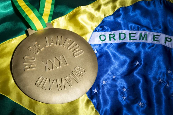Rio 2016 olympische Goldmedaille auf brasilianischer Flagge — Stockfoto