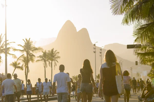 Ipanema günbatımı kalabalık sahnesi — Stok fotoğraf