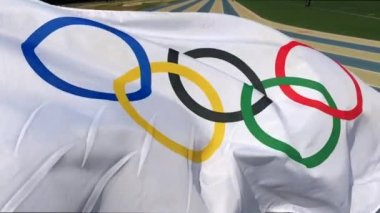 Koşu parkuru Olimpiyat bayrağı sallayarak